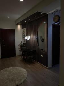 a dining room with a table and a mirror at Aura Flat أورا فلات in Maţār as Sīb ad Duwalī
