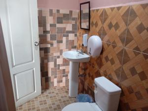 a bathroom with a toilet and a sink at Hostal familiar M&M los algarrobos in Los Algarrobos