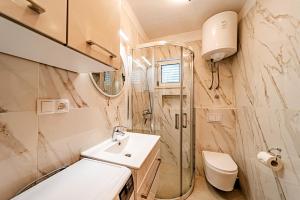 une salle de bain avec un lavabo, une douche et des toilettes dans l'établissement Apartments by the sea Kneza, Korcula - 168, à Račišće 30 autres photos