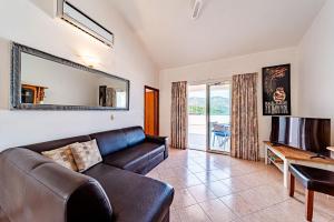 un salon avec un canapé et une table dans l'établissement Apartments by the sea Kneza, Korcula - 168, à Račišće