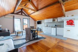 Una cocina y sala de estar con techos de madera. en Gardenia Urban Retreat, en Oporto 9 fotos más