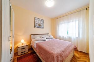 Posteľ alebo postele v izbe v ubytovaní Apartments by the sea Orebic, Peljesac - 10436