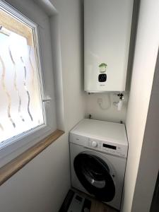 a washing machine in a small room with a window at T2 Au Coeur de Montpellier in Montpellier