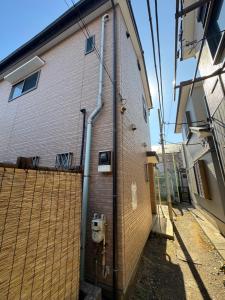 5 Minutes Train to Haneda Airport 2 Bedrooms 5 Beds Fully Equipped 2 Story Private House في طوكيو: مبنى عليه مواسير