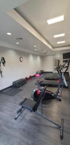 Fitness centrum a/nebo fitness zařízení v ubytování Kemah Edgewater Hotel, SureStay Collection by Best Western