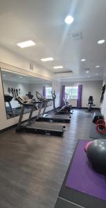 Fitness centrum a/nebo fitness zařízení v ubytování Kemah Edgewater Hotel, SureStay Collection by Best Western