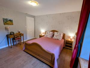 Postel nebo postele na pokoji v ubytování Chambre Coquelicot au calme, nature et authenticité du 18ème avec petit déjeuner inclus - FR-1-589-702