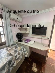 TV a/nebo společenská místnost v ubytování Quarto Deluxe em Foz piscina wifi estacionamento cozinha E AR