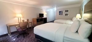 Postel nebo postele na pokoji v ubytování Kemah Edgewater Hotel, SureStay Collection by Best Western