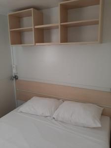 Giường trong phòng chung tại Apartments with swimming pool Pakovo Selo, Zagora - 24486