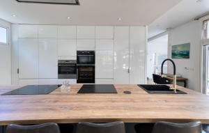 Η κουζίνα ή μικρή κουζίνα στο Stunning Home In Meschers-Sur-Gironde