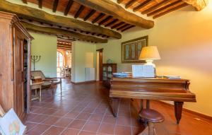 a living room with a table and a lamp at 6 Bedroom Awesome Home In Anghiari in Anghiari