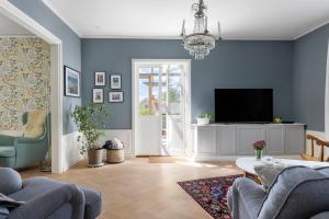 TV a/nebo společenská místnost v ubytování Harmonious family-friendly villa