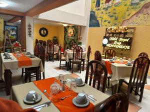 a dining room with tables and chairs and a restaurant at Royal Ruiz in Ibarra