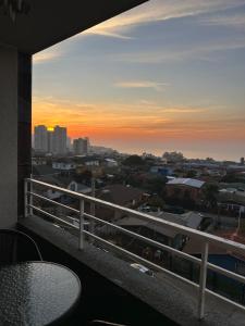Matahari terbit atau terbenam yang dilihat dari apartmen atau berdekatan