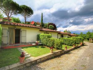 ein Haus mit Garten davor in der Unterkunft Belvilla by OYO Holiday home with pool in Tuscany in Bucine
