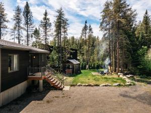 Saint ComeにあるChalet Ankoay - Relaxation Nature & Private Spaの庭に火格子がある家