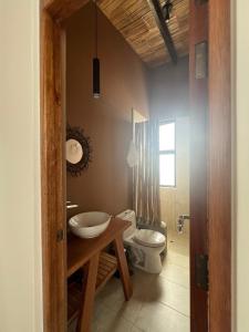a bathroom with a toilet and a sink at Villas Gratiam - Piscina Privada, Mar y Naturaleza en Vichayito in Los Órganos