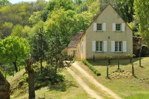 an old house in the middle of a field at Gîte chez le Gaulois in Carsac-Aillac