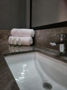 Bilik mandi di Avanta Hotel & Villas Querétaro