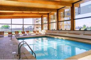 Bazén v ubytování Aparthotel con Piscina Temperada nebo v jeho okolí