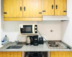 a kitchen counter with a microwave and a sink at Hielo Blanco in San Carlos de Bariloche
