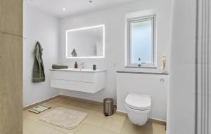 Ένα μπάνιο στο Amazing Home In Glesborg With Wifi