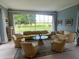 Zona d'estar a Manor House Overlooking Fields And Garden