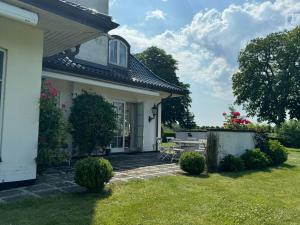 Jardí fora de Manor House Overlooking Fields And Garden