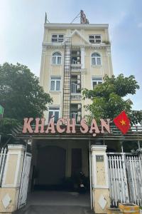 a building with a sign that reads khalili san at Hoàng Phương Hotel Hồ Chí Minh in Ho Chi Minh City