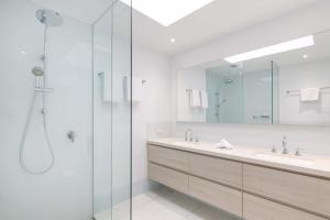 um banheiro com duas pias e um chuveiro em Mirage Resort Villa 116 with access to Sheraton Facilities em Port Douglas