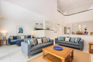 uma sala de estar com dois sofás e uma mesa em Mirage Resort Villa 116 with access to Sheraton Facilities em Port Douglas