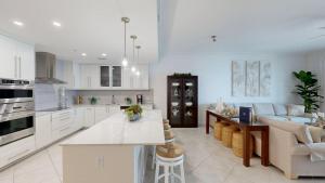 eine Küche und ein Wohnzimmer mit einer Couch und einem Tisch in der Unterkunft South Bay Beach Club #11 - 4 Bedroom 4 Bathroom Unit in Dog City