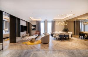 Ruang duduk di HARRIS Hotel & Conventions Gubeng