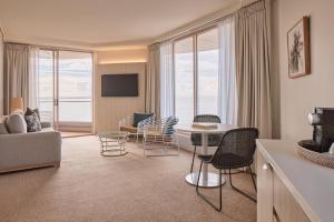 Rydges Cronulla Beachside的电视和/或娱乐中心