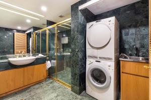 um banheiro com máquina de lavar e pia em Mirage Resort Villa 124 with access to Sheraton Facilities em Port Douglas