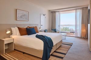 克罗纳拉Rydges Cronulla Beachside的一间带大床的卧室，可欣赏海景