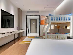 Shenzhen Shatoujiao Subway Station Apartment Hotel房間的床