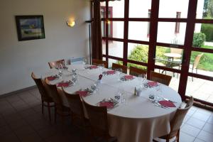 Veitingastaður eða matsölustaður á Logis Hôtel Lucotel