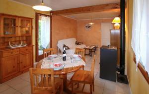 Saint-Martin-dʼAoûtにあるMaison Des Cigalesのテーブルと椅子のあるキッチンとダイニングルーム