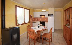 Saint-Martin-dʼAoûtにあるMaison Des Cigalesの部屋にテーブルと椅子のあるキッチン