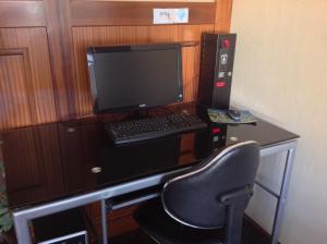 A television and/or entertainment centre at Albergue As Eiras