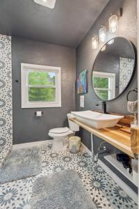 Koupelna v ubytování 2br Bungalow Plaza & Uptown Private Yard #09