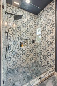 Koupelna v ubytování 2br Bungalow Plaza & Uptown Private Yard #09