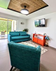 TV a/nebo společenská místnost v ubytování Luxury Tropical Escape, Top Amenities, Gated 4BR