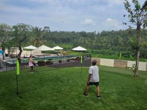 Gjester på Villa Norwegia - pool with panorama rice field view