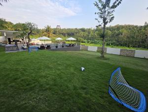 En hage utenfor Villa Norwegia - pool with panorama rice field view