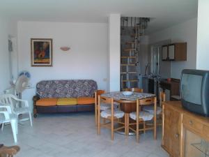sala de estar con sofá y mesa en Villa Anna en Ginosa Marina
