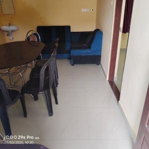 a room with a table and chairs and a couch at Anaswaramholidays in Jāmb