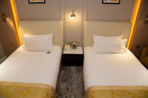 Postel nebo postele na pokoji v ubytování Bayangol Hotel